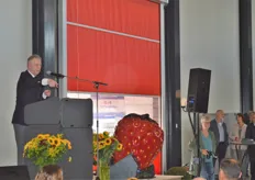 Veilingmeester Cees Haverhals in actie voor de veiling van het eerste kistje aardbeien.