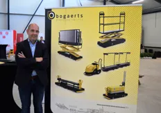 Joris Bogaerts (Bogaerts Greenhouse Logistics) verzorgt intern transport en leverde een spuitmachine die onder de aardbeien doorrijdt om gewasbescherming in het gewas te kunnen aanbrengen.