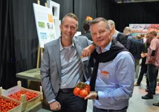Coert Engels en Ben Silvertand (BASF Vegetable Seeds) bij de tomatenstand waarin onder andere Province te bewonderen viel.