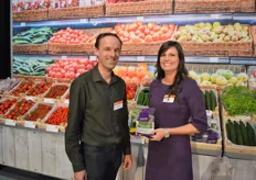 Peter Kraan van de R&D en Anne Jancic (BASF Vegetable Seeds) voor het groenteschap met daarin onder meer de Minigustos.