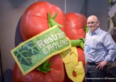 Paul O'Connor van Restrain met de bekende tomaten van het bedrijf.