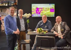 Jan & Ton van Paprikakwekerij Van Noortland krijgen bij Marco van Vianen & Mario van der Ende van Verkade Beton het orderboek te zien.