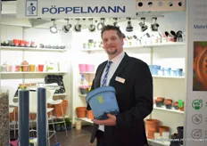 Stefan Kaiser van Poppelmann toont Poppelmann Blue, de duurzame lijn.