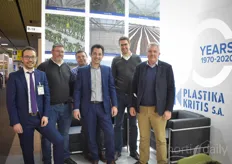 Dit jaar viert Plastika Kritis het vijftigjarig jubileum en het team van het Britse bedrijf XL Horticulture, dat op het moment van de foto op bezoek was bij Plastika Kritis, heeft wel zin in een feestje! 