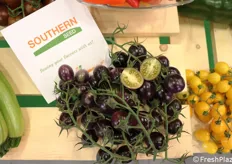 Deze tomaat van Southern Seed lijkt een zwarte cherrytomaat maar heeft een gele binnenzijde. Het bedrijf omschrijft 'm als smakelijk en gezond.