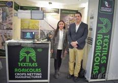Jose Enrique Munoz Navoa & Cassandra Godinez met Textiles Agricolas, een van de weinige Mexicaanse leveranciers op de show.