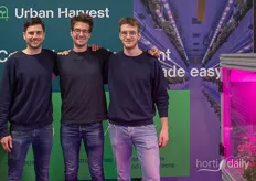 De mannen van Urban Harvest, Olivier Paulus, Tom Martens en Benjamin Flasse laten hun indoor farming solutions voor aardbeien zien