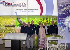Het team van Flier Systems met tussenin te vinden Sven Rusch van Ellips die inmiddels al 30 jaar samenwerkt met het bedrijf