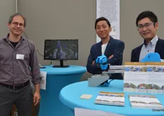 Jochen Hemming van Wageningen University & Research op de foto met Yu Mizuki en Takahito Shimizu van inaho Europe en de meegebrachte robothand van de tomatenoogstrobot van het bedrijf.