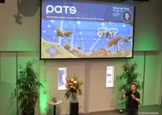 Bram vertelde over PATS-C en PATS-X. Bram liet ook actiebeelden zien, waarbij de drone zelfs in een hogedraadteelt tomaat in staat is motten uit de lucht te halen.