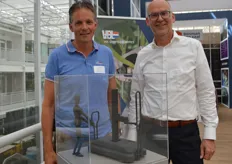 Arjan Kok van Bosman Van Zaal en Harry Schonewille van VDL ETG Projects bij een schaalmodel van de VDL CropTeq bladkniprobot