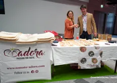 Adora is one of the tomatoes of Granada La Palma and is also a variety of HM Clause. Kinga Pregowska with HM Clause meets up with Juan Vicente Gallego from Granada La Palma