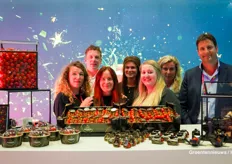 Het team van Looye bij de feestelijke uitstalling van de Honingtomaten. De combinatie met chocola werd uitgebreid gekeurd en besproken door de diverse bezoekers van het Tomato Congress.